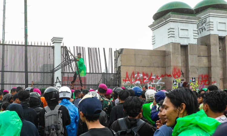 Protes Kenaikan Tunjangan DPR