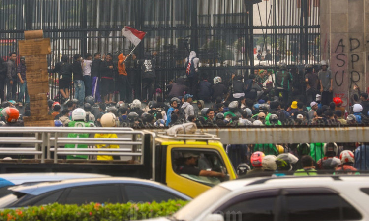 Protes Kenaikan Tunjangan DPR