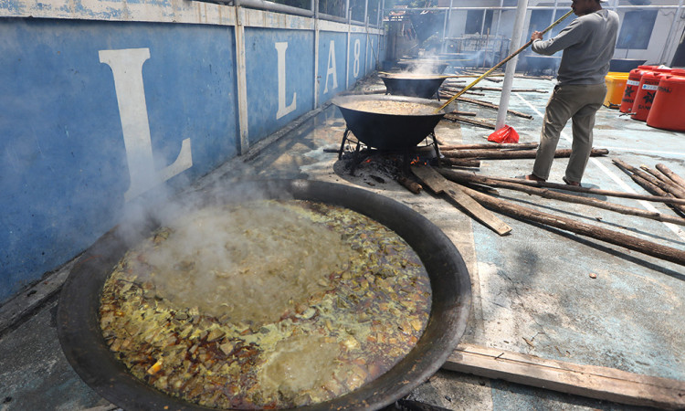 Kaum Laki-Laki Banda Aceh Gotong Royong Masak Kari Daging untuk Buka Puasa dan Nuzulul Quran