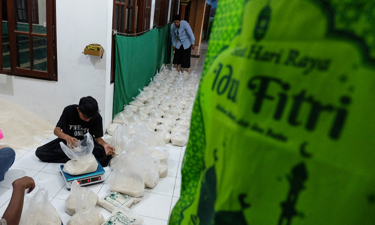 UPZ BAZNAS Masjid Baiturrahman Salurkan Zakat Fitrah kepada Warga Karanganyar