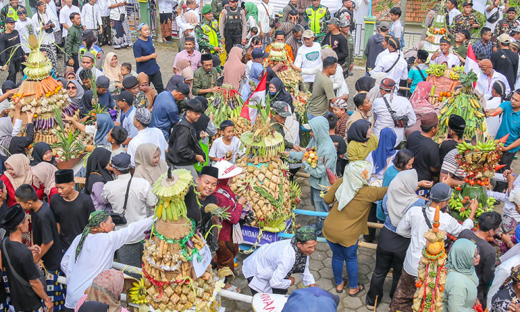 Parade Sewu Kupat Kudus, Warga Antusias Berebut Gunungan Ketupat dan Hasil Bumi