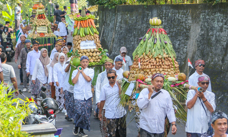 Parade Sewu Kupat Kudus, Warga Antusias Berebut Gunungan Ketupat dan Hasil Bumi