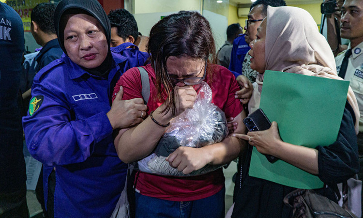 RS Polri Serahkan 10 Jenazah Korban Kecelakaan KRL dan KA Argo Bromo di Bekasi kepada Keluarga