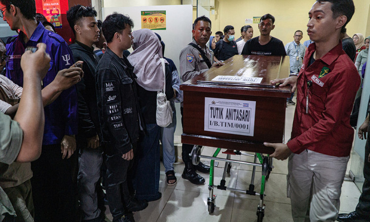 RS Polri Serahkan 10 Jenazah Korban Kecelakaan KRL dan KA Argo Bromo di Bekasi kepada Keluarga