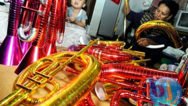 FOTO: Terompet Impor Cina Membanjir, Terompet Lokal Menurun Drastis