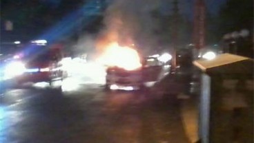 Taksi Terbakar di Jalan Layang Pasar Rebo