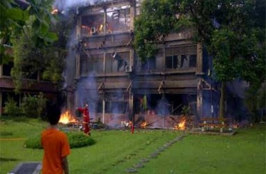 Kobaran Api di Gedung C Fisip UI Berhasil Dipadamkan