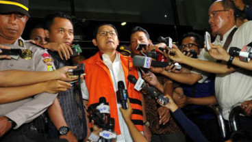 Pelempar Telur ke Anas Urbaningrum Ketua LSM Gempita Palmerah