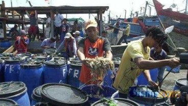 13 Kapal Ikan Diberikan Kepada Nelayan di NTT