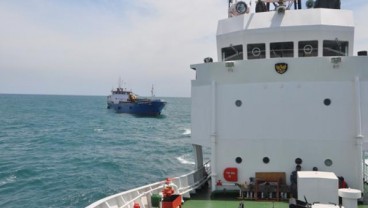 Penjaga Laut Selamatkan KM Burung Laut di Ujung Karawang