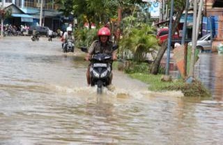 Genangan Air Surut, Warga Karet Tengsin Kembali Ke Rumah