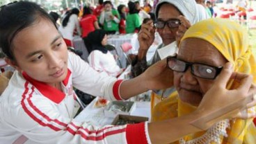 Program CSR:  Stanchart & Helen Keller Distribusikan 22.981 Kacamata di Jatim