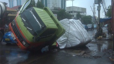 Truk Terperosok di Jl. K.H. Mas Mansyur Pagi Ini