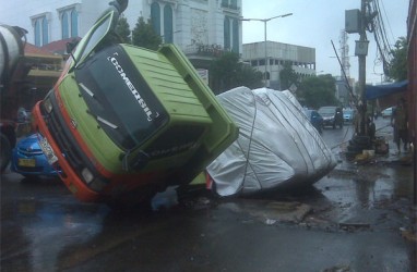 Truk Terperosok di Jl. K.H. Mas Mansyur Pagi Ini