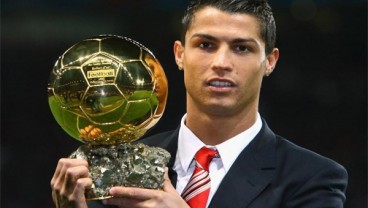 Ronaldo Pamerkan Trofi Ballon dOr di Stadion Bernabeu