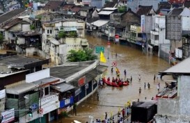 Banjir Lagi, Warga Karet Tengsin Mulai Mengungsi