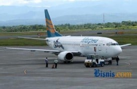 8 Penerbangan Merpati dari Juanda Berhenti