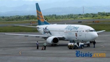 8 Penerbangan Merpati dari Juanda Berhenti