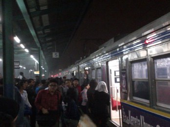Commuter Line Jakarta-Bogor Terbakar di Manggarai