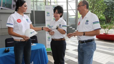 Women Build Habitat for Humanity Bantu Bangun Rumah Layak Huni