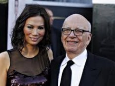 Wendi Deng Serang Raja Media Rupert Murdoch Hingga Dirawat