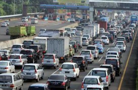 JELAJAH PANTURA: Jalan Berlubang di Tol Jakarta-Cikampek Hambat Laju Kendaraan