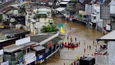 Aetra Pasok Air Bersih untuk Korban Banjir