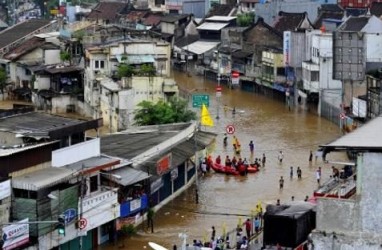 Aetra Pasok Air Bersih untuk Korban Banjir