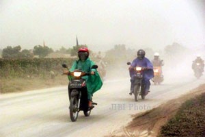 Abu Vulkanik Sampai Surabaya, Warga Tetap Beraktivitas