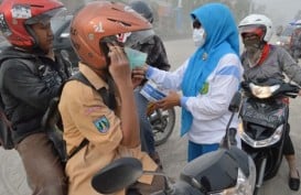 Gunung Kelud Meletus: Walikota Tri Risma Bagi-bagi Masker di Taman Bungkul