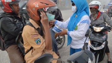 Gunung Kelud Meletus: Walikota Tri Risma Bagi-bagi Masker di Taman Bungkul