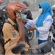 Gunung Kelud Meletus: Walikota Tri Risma Bagi-bagi Masker di Taman Bungkul