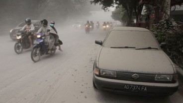 Abu Vulkanik Kelud Ganggu Aktivitas Warga Tasikmalaya