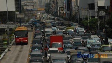 Sudirman Macet Parah, Kendaraan Pribadi Masuk Jalur Bus Way