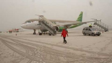 Dampak Erupsi Gunung Kelud: Bandara Adi Sumarmo dan Adi Sutjipto Ditutup Sampai Rabu (19/2)