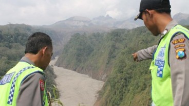 Lahar Gunung Kelud Ancam Warga, TNI Perketat Jalur