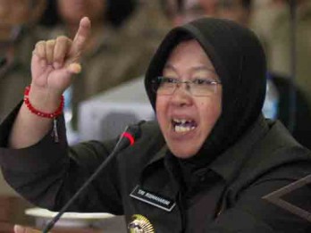Warga Surabaya Demo DPRD Dukung 'Save Risma'