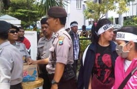 Aksi Save Risma: Demonstran Diimbau Bertahan di Gedung DPRD