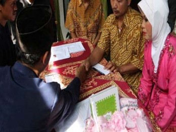 Gratifikasi Penghulu: Sementara Pernikahan Hanya Dilakukan di KUA