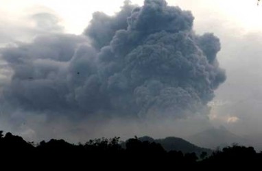 Marinir TNI AL Tembus Kawah Kelud