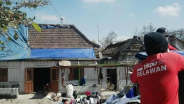 PKPU Sediakan Terpal Tutup Atap Rumah Bolong Akibat Erupsi Gunung Kelud