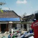 PKPU Sediakan Terpal Tutup Atap Rumah Bolong Akibat Erupsi Gunung Kelud