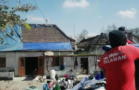 PKPU Sediakan Terpal Tutup Atap Rumah Bolong Akibat Erupsi Gunung Kelud