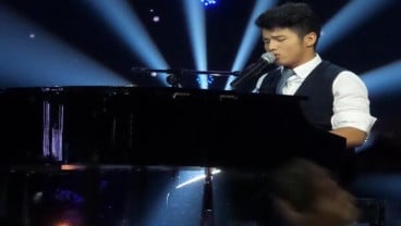 INDONESIAN IDOL: Ubay Bawa Lagu Ungu Sambil Main Piano