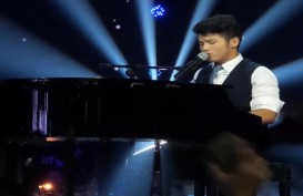 INDONESIAN IDOL: Ubay Bawa Lagu Ungu Sambil Main Piano