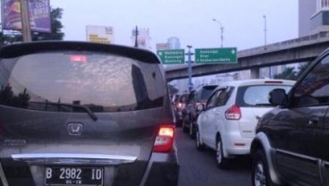 Tol Halim Arah Dalam Kota Sempat Macet Parah, Pengemudi Keluar dari Mobil