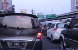 Tol Halim Arah Dalam Kota Sempat Macet Parah, Pengemudi Keluar dari Mobil