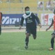 Gangguan Kabut Asap: Pemain Semen Padang FC Berlatih Sambil Gunakan Masker