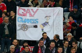 Spanduk 'Gay Gunners' Ejek Mesut Ozil, Muenchen Terancam Denda