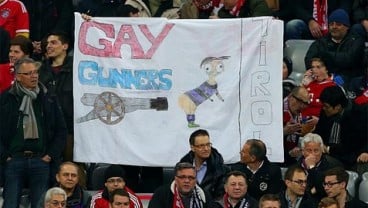 Spanduk 'Gay Gunners' Ejek Mesut Ozil, Muenchen Terancam Denda